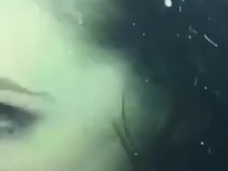 Bak?da suyun alt?nda q?z? cald?r?r ћинет под басейн