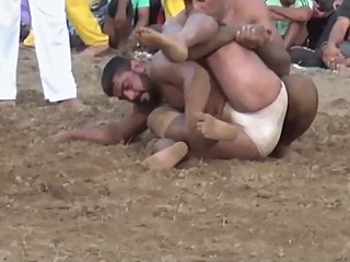 Indian wrestler's hot bulge EXPOSED