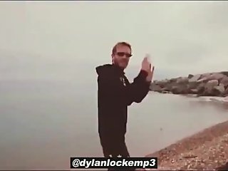 Pinagkakantun ni Pewdiepie ang mga Indiano